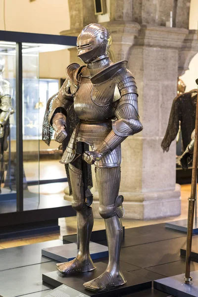 MÜZİK, Almanya - 27 Kasım 2018: Münih 'teki Bavyera Ulusal Müzesi' nde sunulan ortaçağ zırhı ve şövalyeleri sergisi.