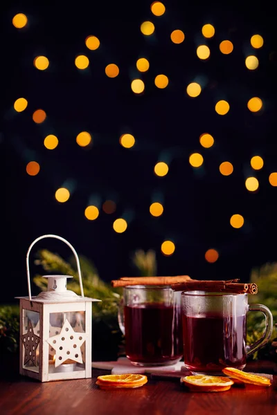 Dois Copos Bebida Quente Natal Com Especiarias — Fotografia de Stock