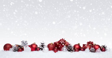 Beyaz ve kırmızı Noel topları ile üst üste kar, Noel afiş izole xmas hediye