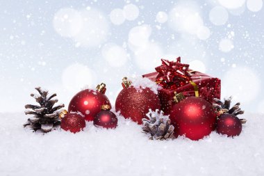 Noel arka plan üstünde kar kırmızı topları ile. Kopya alanı ile banner
