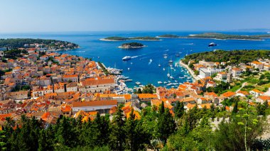 Panoramik liman Fortica, Hırvatistan bilinen kale üzerinden Hvar Adası