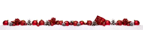クリスマスの赤いクリスマス ボールは雪 クリスマス バナー上に孤立行でギフト ボックスを表示します — ストック写真