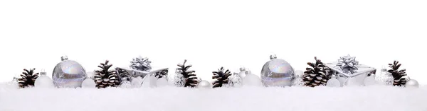 白とシルバーのクリスマス ボール クリスマス提示雪 クリスマス バナー上に孤立行のギフト ボックス — ストック写真