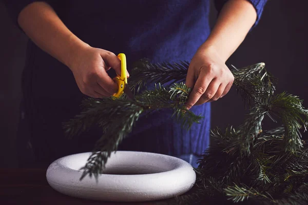 Florista Manos Corte Rama Para Decoración Corona Navidad — Foto de Stock