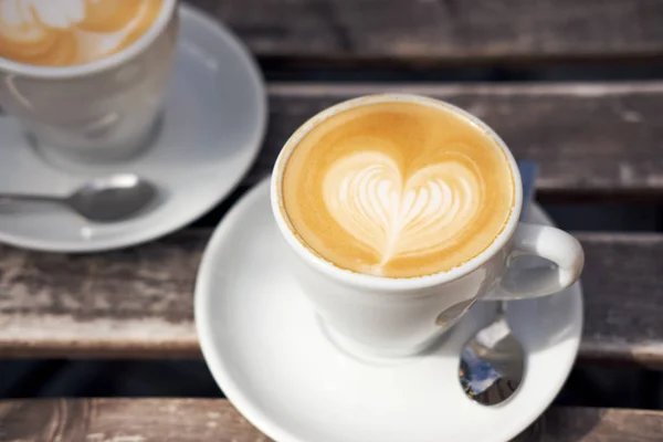 Deux tasses de cappuccino sur la table — Photo