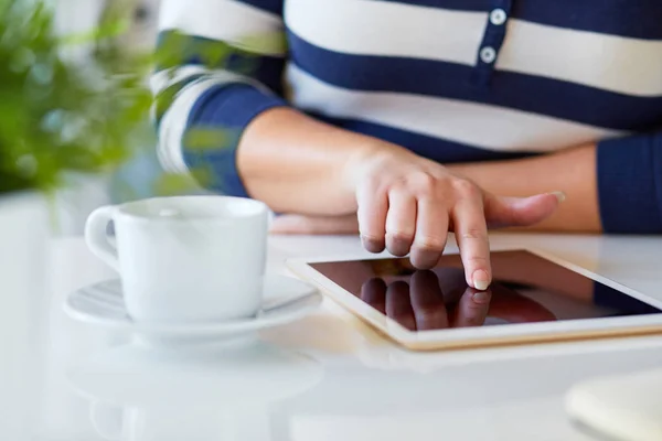 Mujer utilizando la banca en línea en la tableta pantalla táctil — Foto de Stock