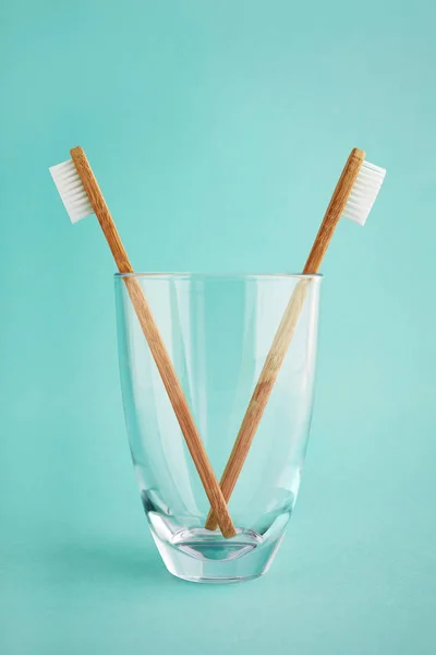 Dua sikat gigi bambu dalam gelas — Stok Foto