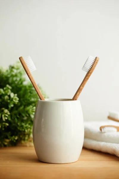 As escovas de dentes de bambu em um copo cinza — Fotografia de Stock