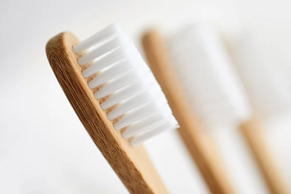 Close up de três escovas de dentes de bambu — Fotografia de Stock