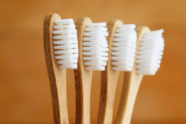 Primer plano de cepillos de dientes de bambú — Foto de Stock