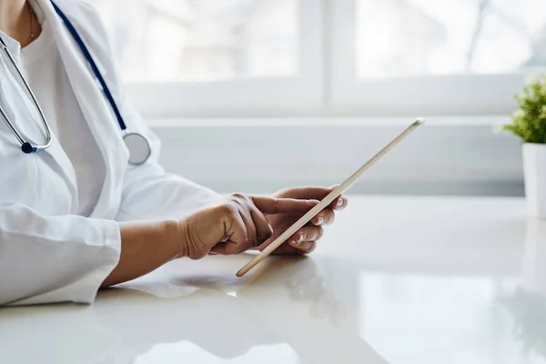 Ärztin Arbeitet Der Nähe Eines Fensters Einem Digitalen Tablet — Stockfoto