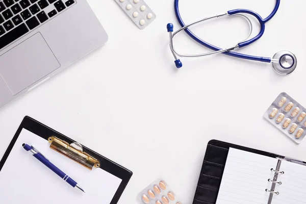 Draufsicht Auf Arztschreibtisch Mit Stethoskop Latptop Tabletten Und Leerpapier Auf — Stockfoto