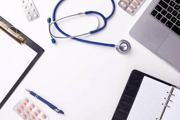Medizinischer Schreibtisch Mit Stethoskop Latptop Tabletten Und Leerpapier Auf Klemmbrett — Stockfoto