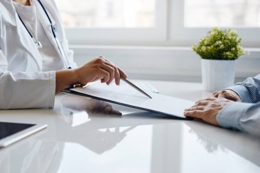 Kadın doktor tıbbi bir belge doldurmak için önerir