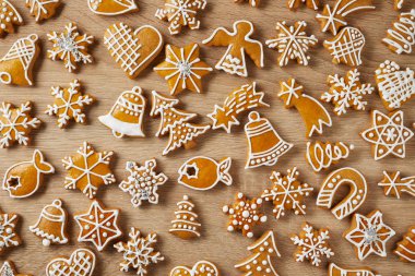 Ahşap masada gingerbreads ile Noel arka plan