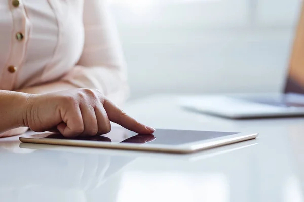 Mujer usando tableta digital acostada en la mesa —  Fotos de Stock