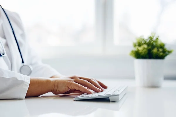 Ärztin tippt auf Tastatur — Stockfoto