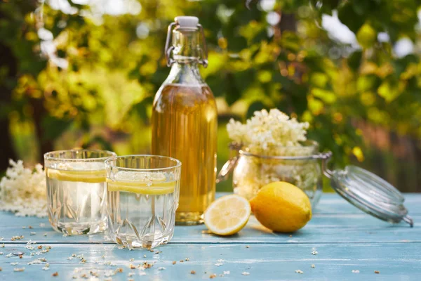 长花柠檬水与木桌上的糖浆瓶 — 图库照片