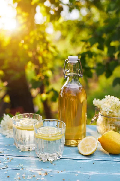 长花柠檬水与一瓶糖浆和长莓花 — 图库照片