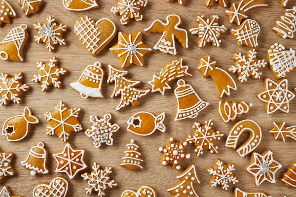 Christmas background with gingerbreads on wooden table — Stock Photo, Image