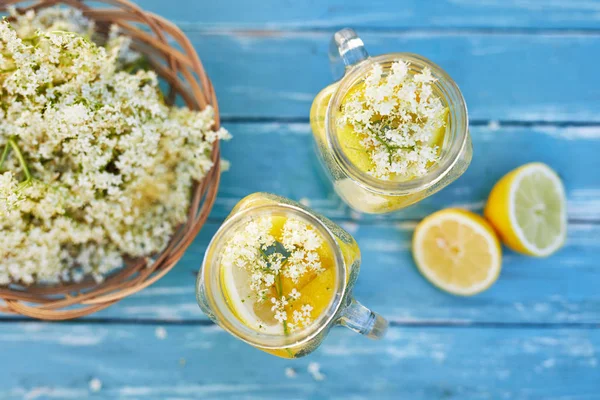 Pohled na dvě sklenice z elderinkové limonády z elderůvkové květiny Stock Fotografie