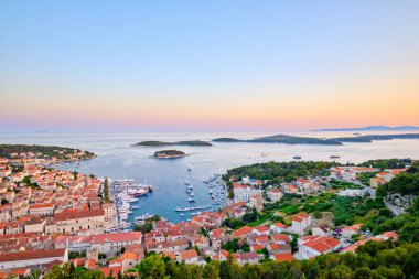 Hvar kasabasının görünümü, Hırvatistan. Eski Adriyatik adasının limanı