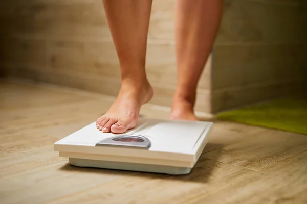 Female bare feet while weighing on scale weight — Stock Photo, Image