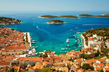 Hırvatistan 'ın Hvar kentindeki liman. Spanjola Kalesi 'nden görüntü