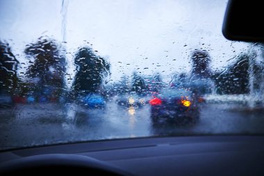 Akşamları ön cama yağmur damlaları konuyor.