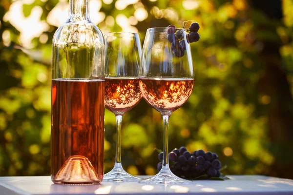 Δύο Ποτήρια Και Ένα Μπουκάλι Ροζέ Κρασί Στο Τραπέζι — Φωτογραφία Αρχείου