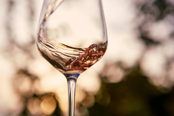 Versare Vino Rosato Bicchiere — Foto Stock