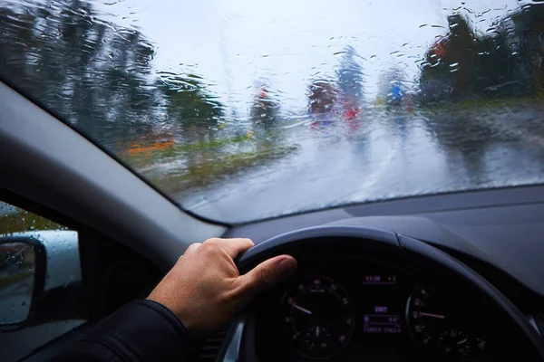 Muž Řídí Auto Pod Silným Mrholením Podzimní Počasí — Stock fotografie
