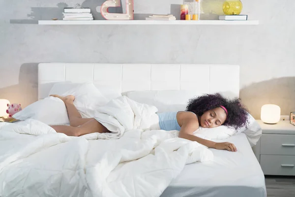 Black Woman Sleeping Alone in Large Bed — Stock Photo, Image