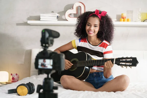 Mulher Girving classe de guitarra na Internet com vídeo Tutorial — Fotografia de Stock