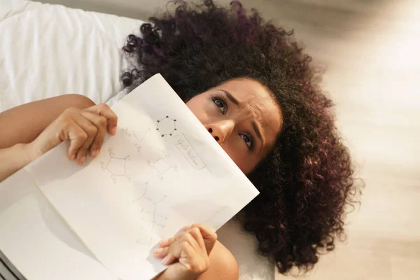 Estudiante preocupado estudiando química para la tarea universitaria —  Fotos de Stock