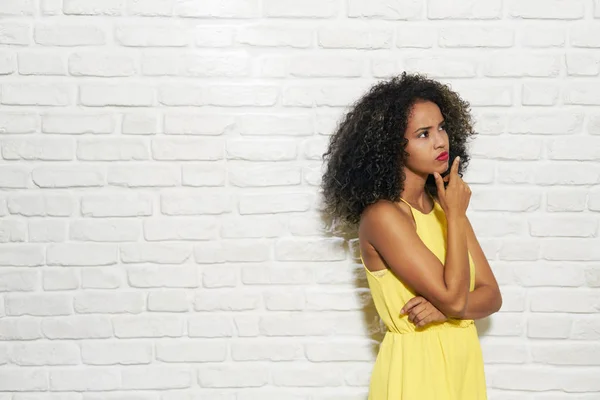 Εκφράσεις του προσώπου νεαρή μαύρη γυναίκα σε τοίχο από τούβλα — Φωτογραφία Αρχείου