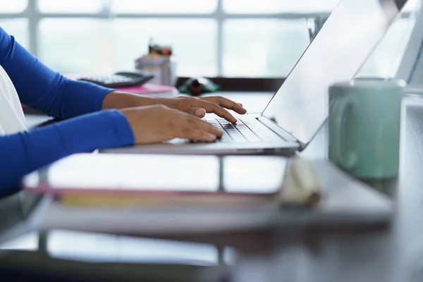 Menina latina estudando em casa com computador portátil — Fotografia de Stock