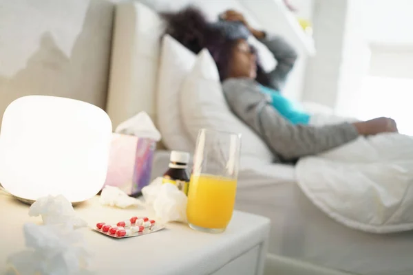 Mujer negra con gripe y bolsa de hielo fría — Foto de Stock