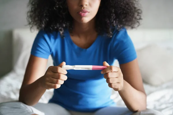 Triest jonge vrouw met zwangerschapstest thuis — Stockfoto