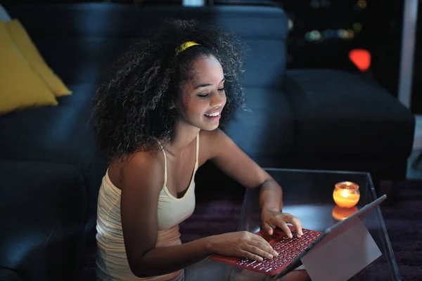 Šťastný Africká Americká Žena Domácnosti Tabletem Mladá Černá Dívka Textových — Stock fotografie