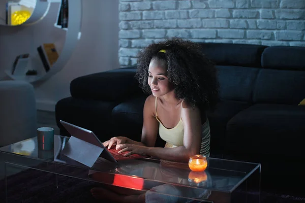 Νέοι Λατίνα γυναίκα πληκτρολογώντας μήνυμα στον φορητό υπολογιστή τη νύχτα — Φωτογραφία Αρχείου