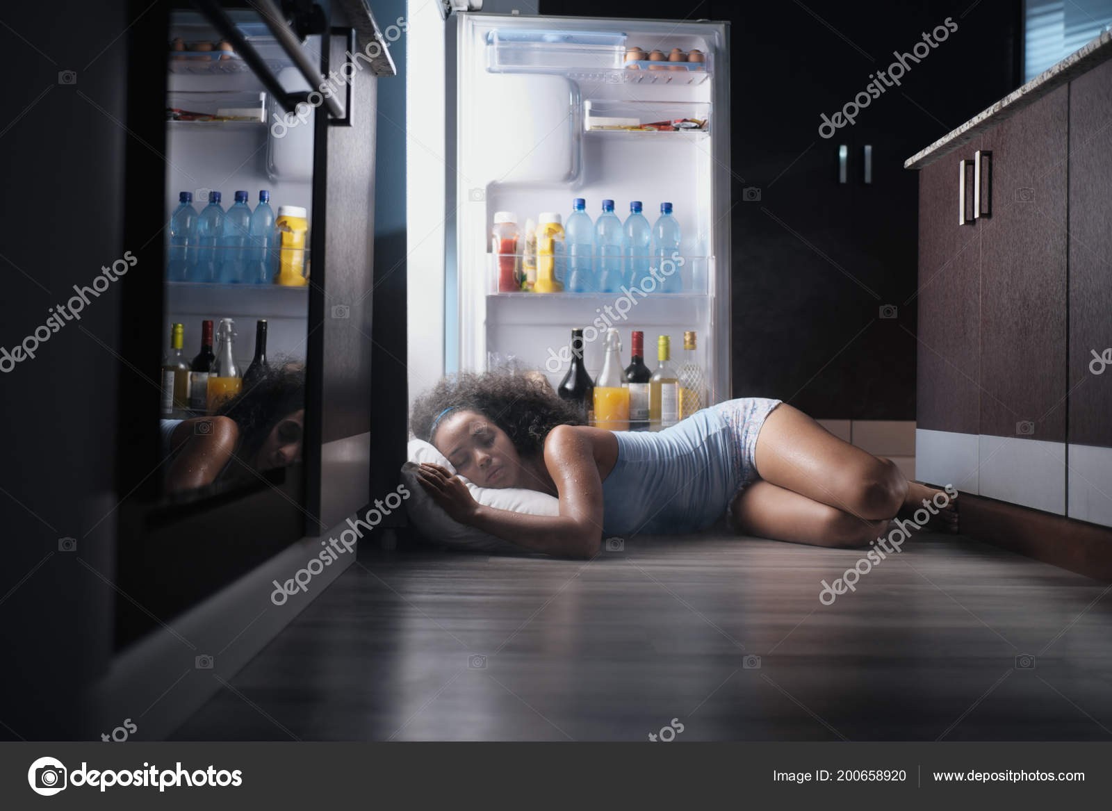 Mujer negra despierta para ola de calor durmiendo en refrigerador:  fotografía de stock © diego_cervo #200658920 | Depositphotos