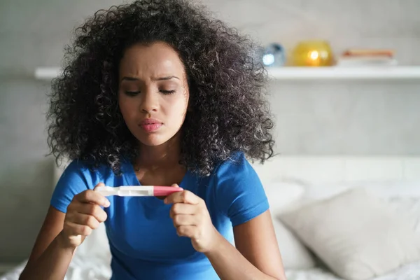 Triest jonge vrouw met zwangerschapstest thuis — Stockfoto