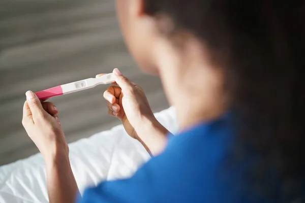 Frau mit negativem Schwangerschaftstest — Stockfoto