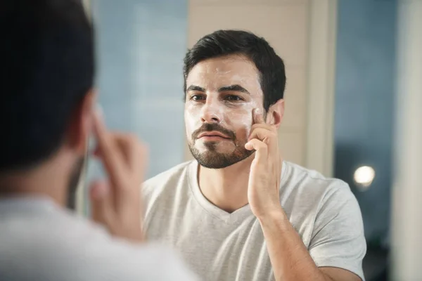 Young Man Applying Anti-aging Lotion fot Skin Care — Stock Photo, Image