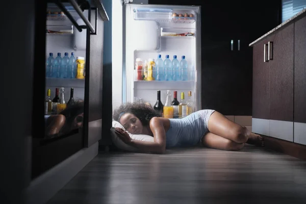 Mujer negra despierta para ola de calor durmiendo en refrigerador —  Fotos de Stock