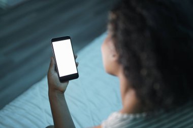 Gece Mockup cep telefonu tutan kadın