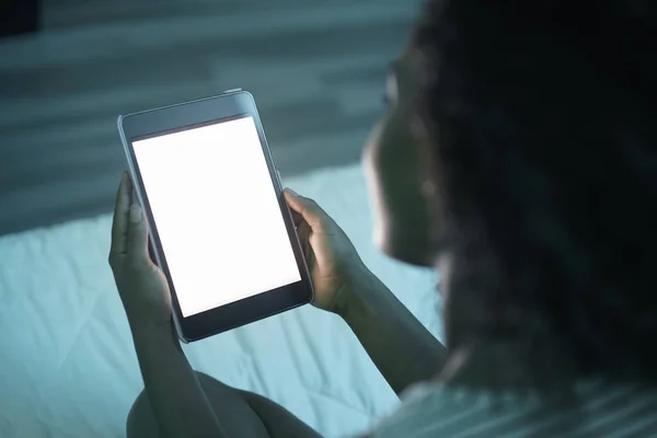 Жінка тримає планшетний ПК в нічний макет — стокове фото