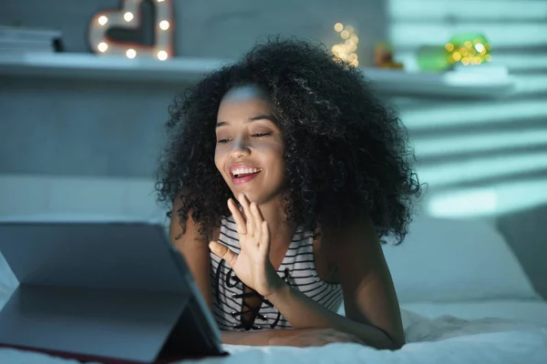 Mulher negra usando webcam e PC para bate-papo de vídeo — Fotografia de Stock