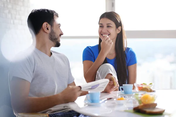 Casal jovem tomando café da manhã em casa no domingo — Fotografia de Stock